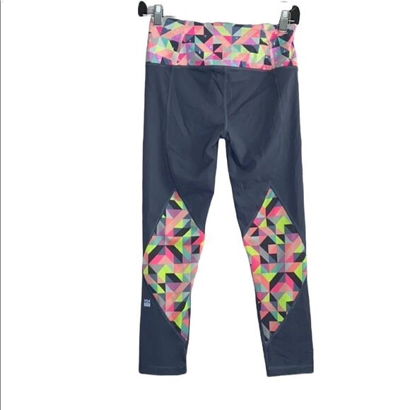 VSX Victoria’s Secret The Knockout Crop Capris Leggings in Grey & Multicolor - Picture 2 of 4